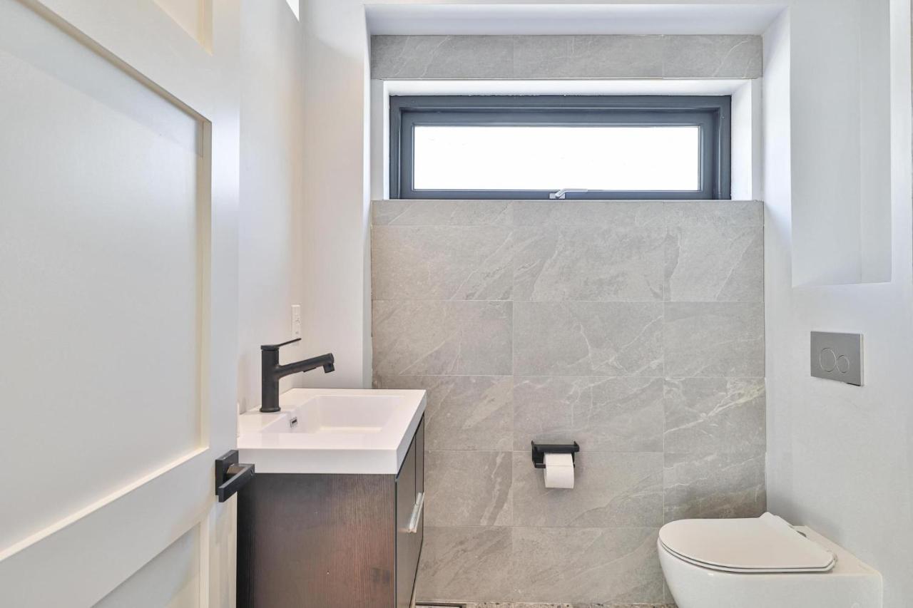 New Modern 1400 Sq Ft Coach House Near Everything Toronto Exterior photo